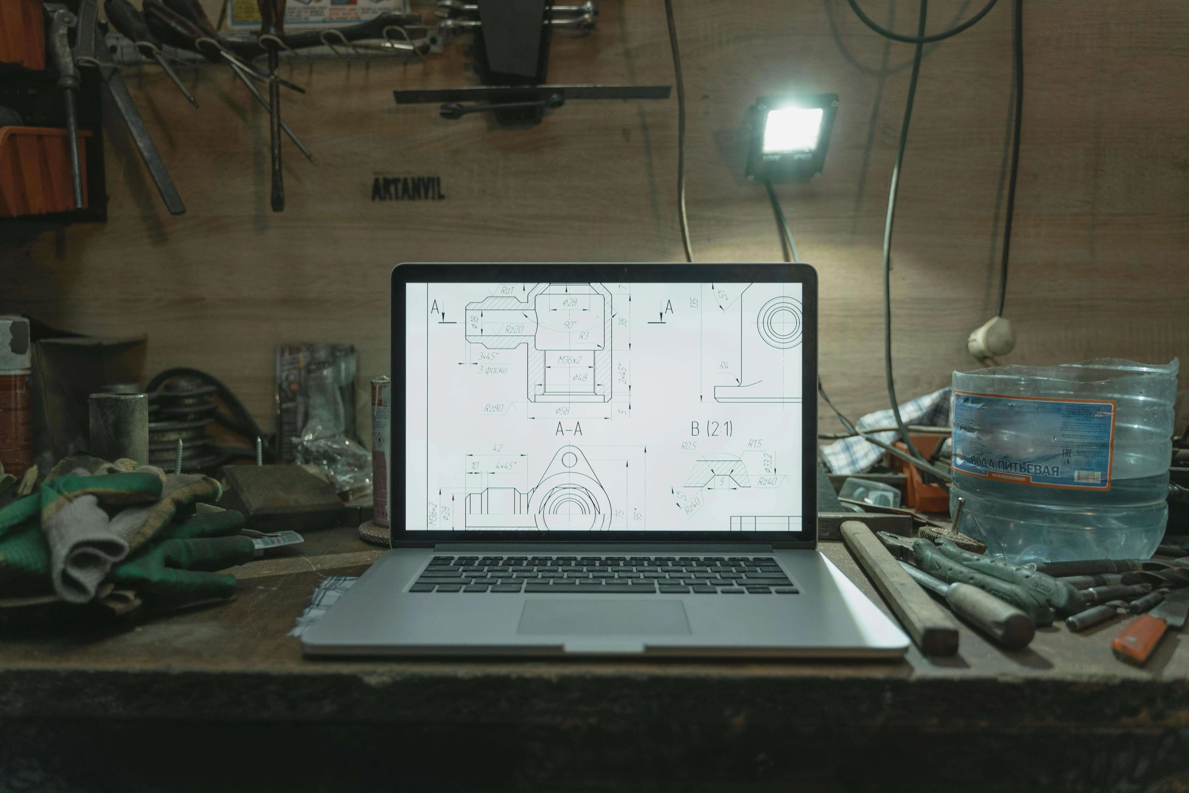 أي أداة تختار؟ Poster AI Creator مقابل كانفا وأدوبي